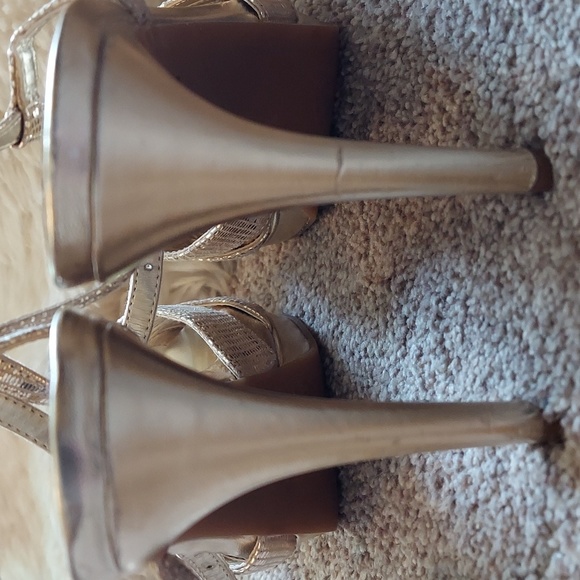 ANTONIO MELANI 8M Gold Leather Slingback Sandals - Picture 7 of 8